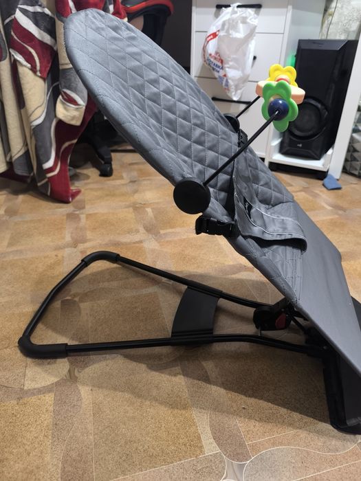 Продам шезлонг памперсы трусики и кенгуру