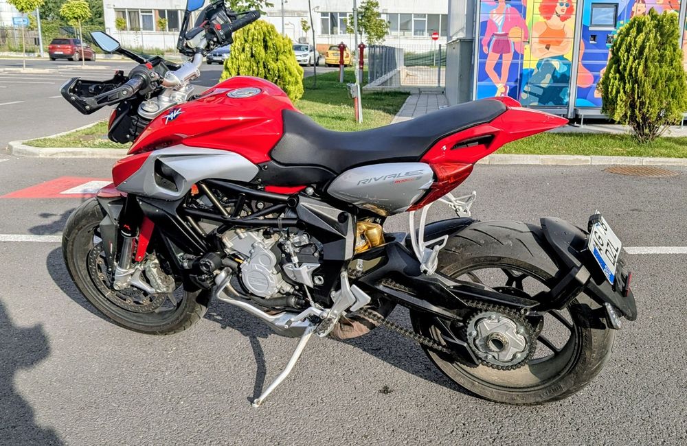 Vand/ schimb (cu scuter)  Mv Agusta Rivale 800