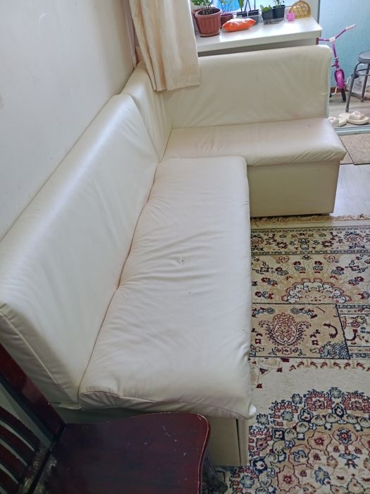 Продам стол и стулья, кухонный уголок