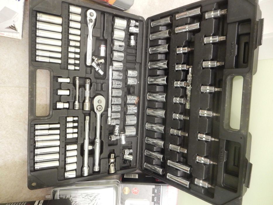 Продавам набор от инструменти за автомеханик