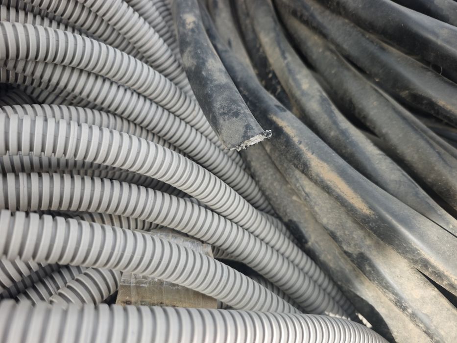 Столбы освещения новые, кабель брони