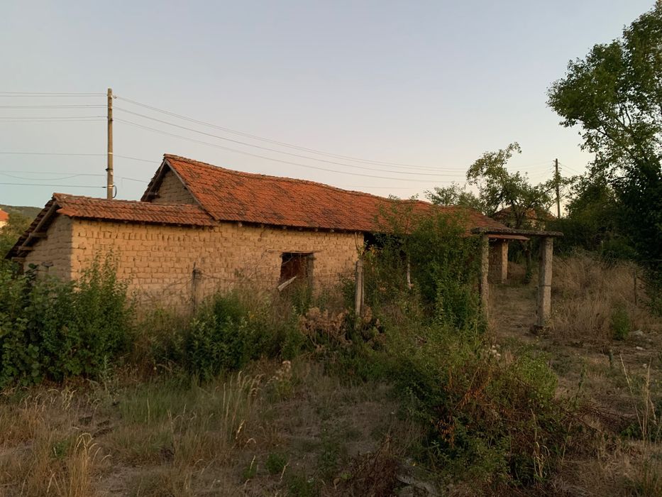 Дворно място със постройка общо 870 кв постойката има ток и вода но са прекъснати