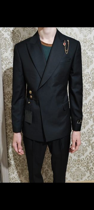 срочно продам Мужской костюм тройка на выпускной. 
В идеальном состоян