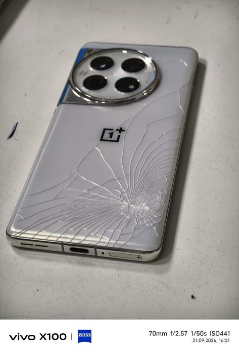Телефон OnePlus 12 с дефектами обмен