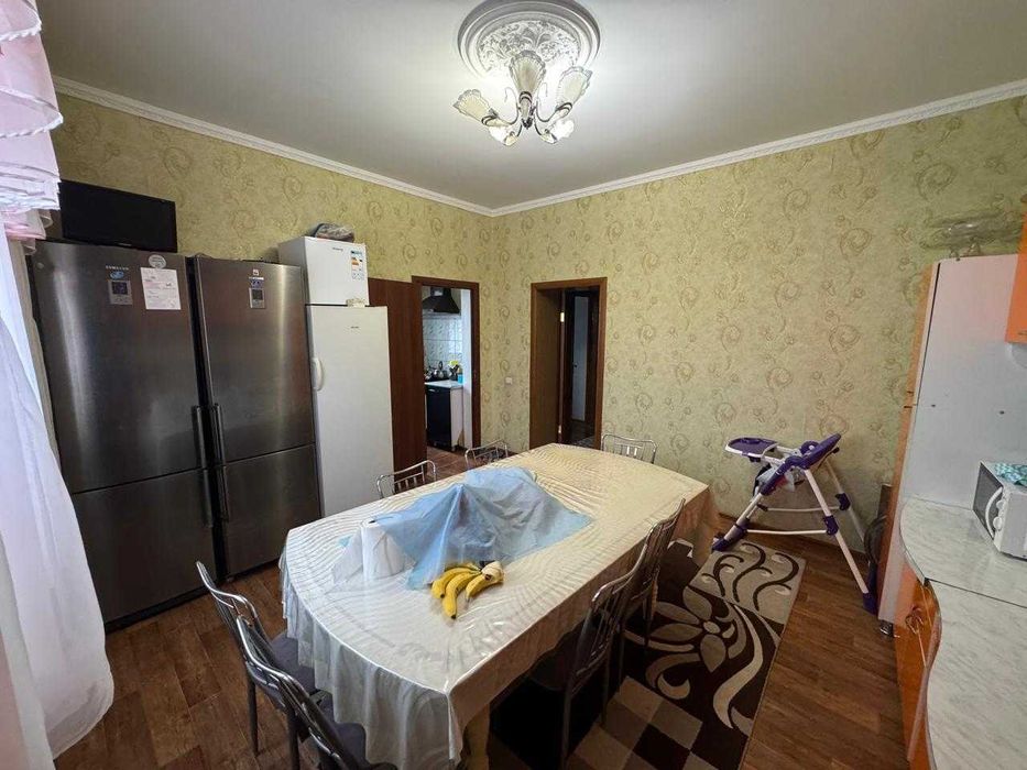 Продаётся участок с двумя домами и дополнительными постройками.