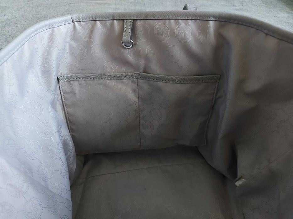 Дамска чанта Michael Kors Jet Set Saffiano Bag със сребристи капси.