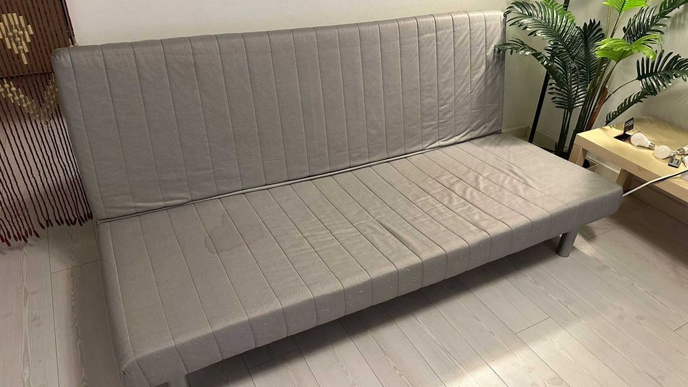 Canapea extensibila, pat, noptiere si electrocasnice mici