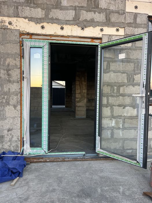 Алюминевая дверь