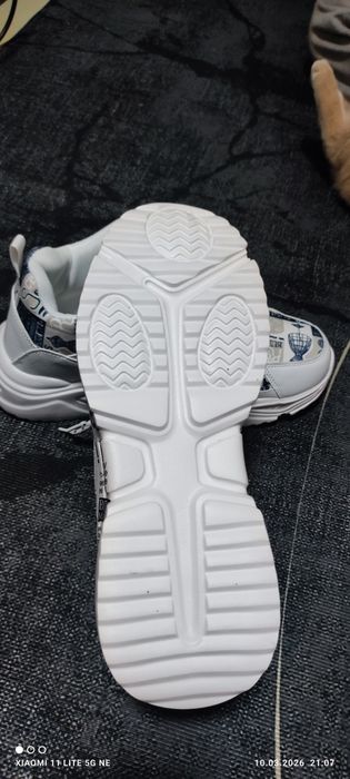 Новые кроссовки продам