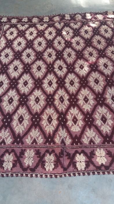 Macate tesute din lana moale.