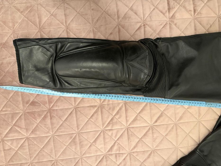 Pantaloni moto piele Dainese 46 cu protectii sold, genunvhi si tibie incluse
