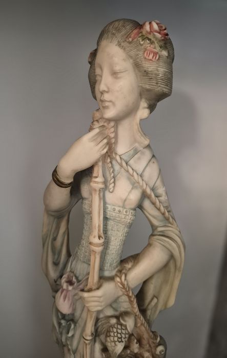 Statuetă Gheișă japoneza vintage, 53cm sculptată din steatit (rășină osoasă), din anii 1950.