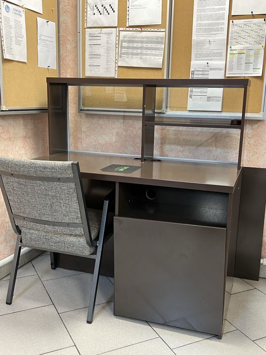 Продам компьторный стол со стеклом.