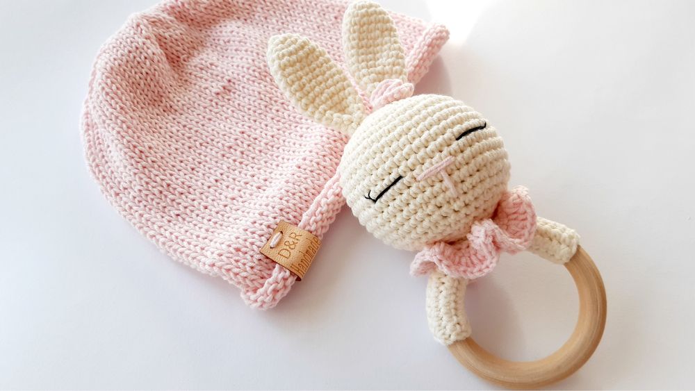 Ръчно плетен комплект/шапчица,клипс,дрънкалка