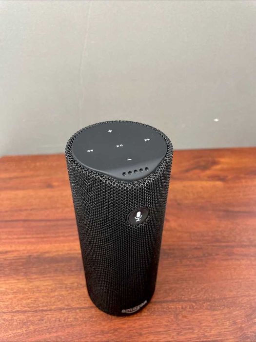 Amazon Echo (Alexa) умная колонка.