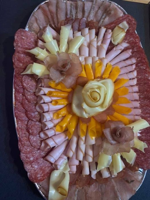 Изработка на плата от сухи мезета , шунки и сирена и кашкавали