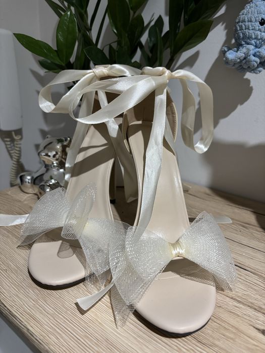 Летни сандали в бежаво на ток с панделки и връзки - номер 37-37.5