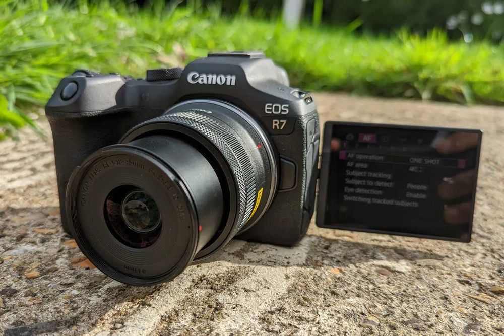 Canon EOS R7 complet,model mai vechi