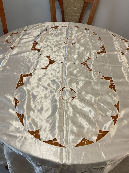 Изключително красиво каре, машинна цветна бродерия,