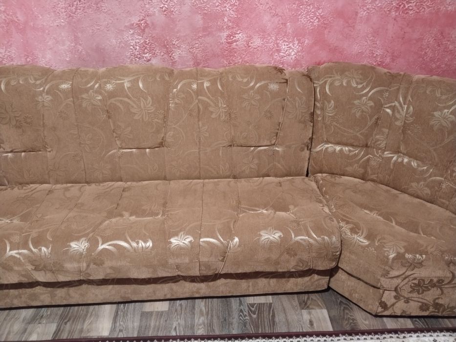 Стол орындық сатылады.