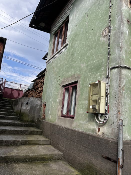 Casă + 2571 mp teren + potențial comercial în Strehaia, aproape de strada principală