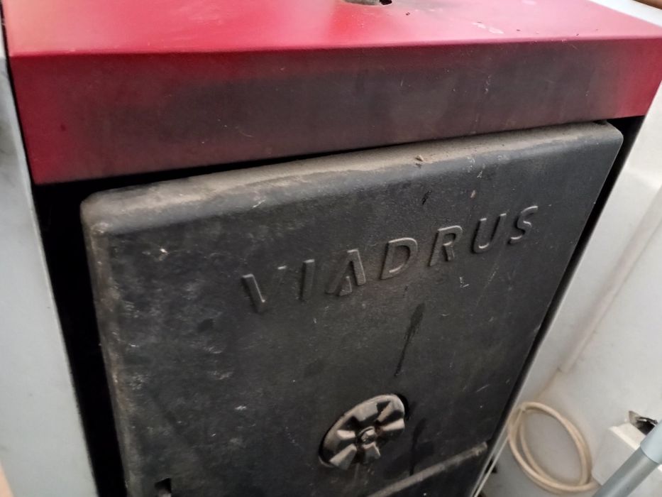 Vând centrală pe lemn cu ardere normală (cazan fontă Viadrus, Cehia), putere 35 kw, puffer 1000 l + vas expansiune aferent.