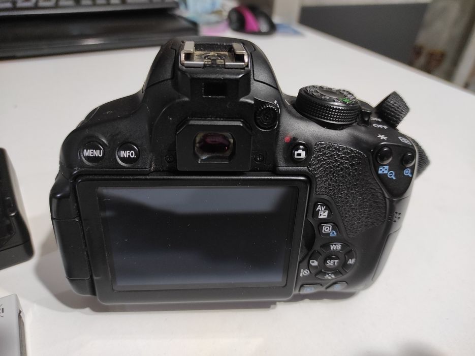 Продам фотоаппарат canon 700D