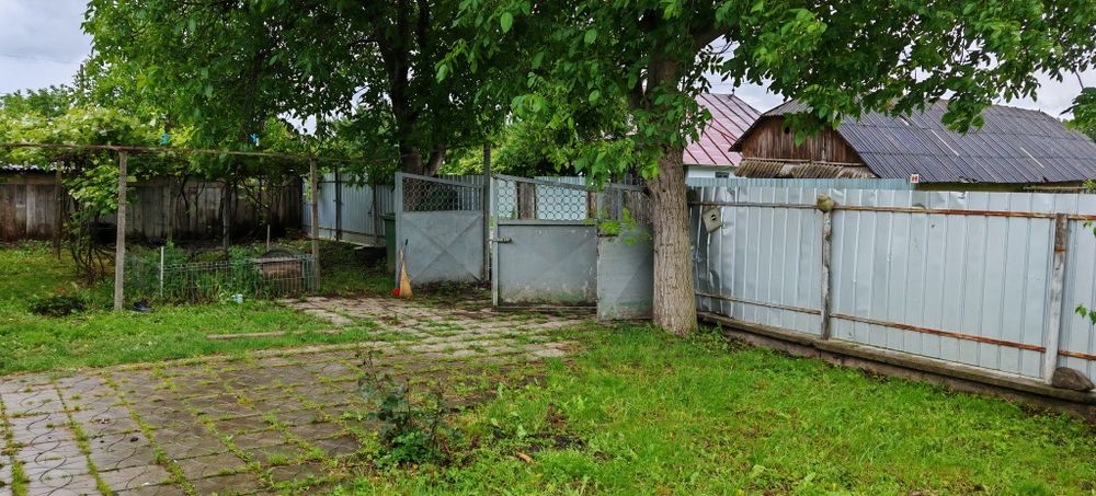 Casă bătrânească, locuibilă cu puțină gospodărire.