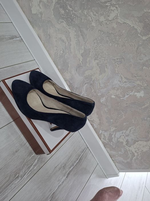 Продам замшевые туфли