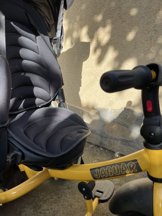 Триколка със сенник и въртяща се седалка