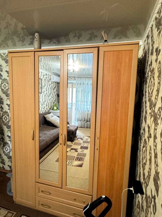 Большой шкаф с зеркалами