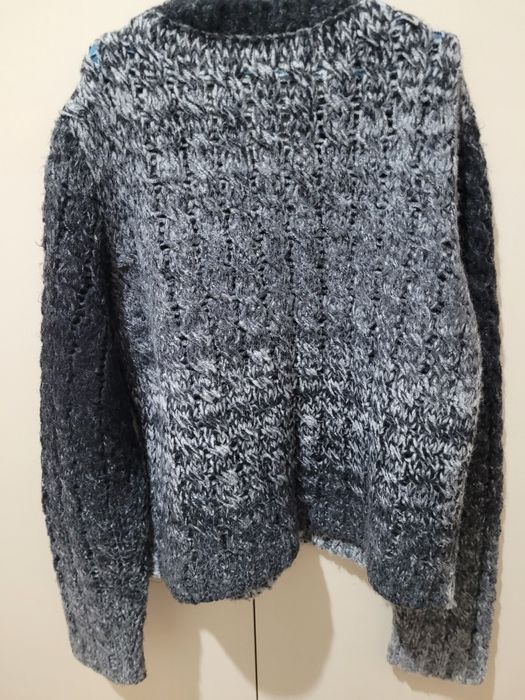 Pluover cu nasturi, scurt pana in talie +blugi