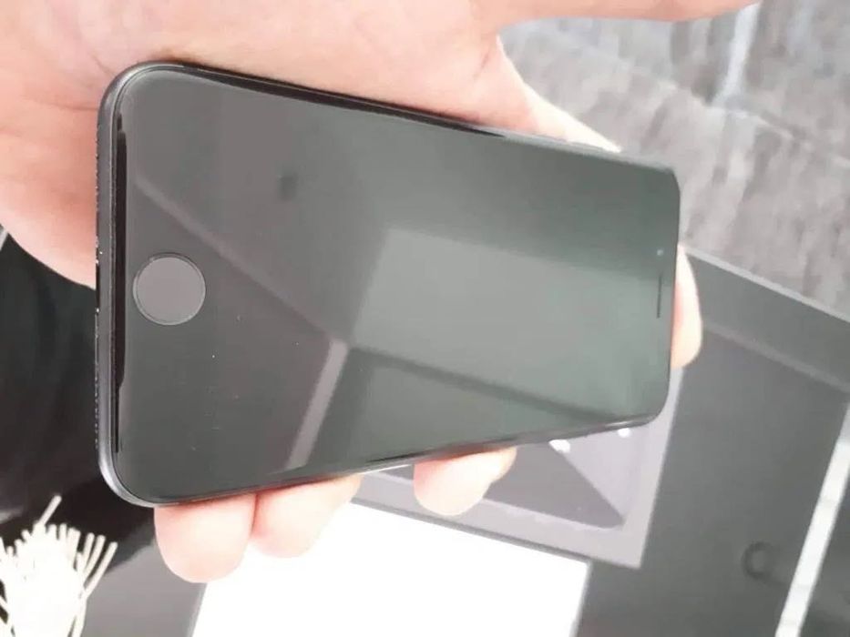 iPhone 16 pro и IPhone SE