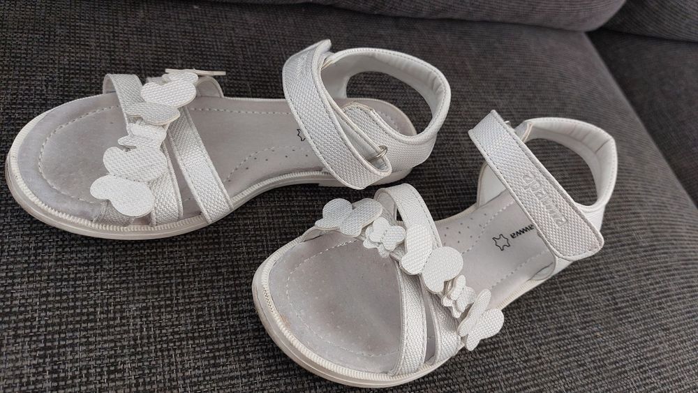 Vând sandale fetiță