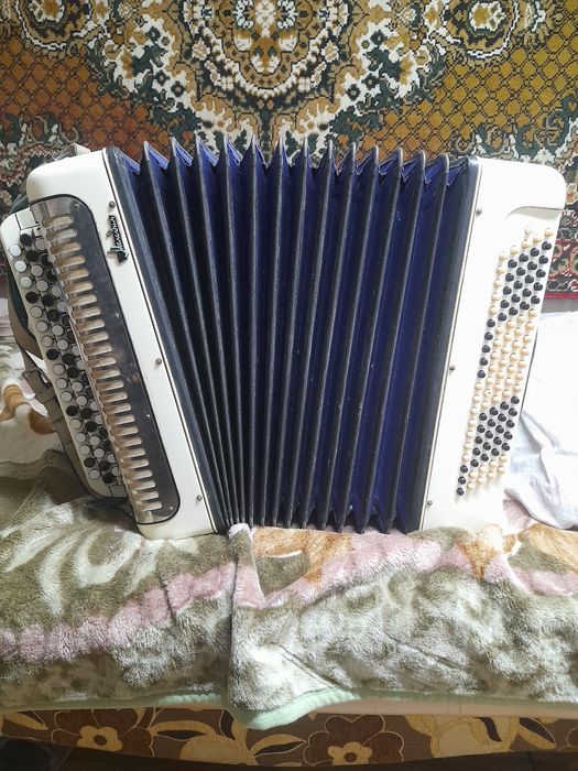 продам хороший баян играет отлично