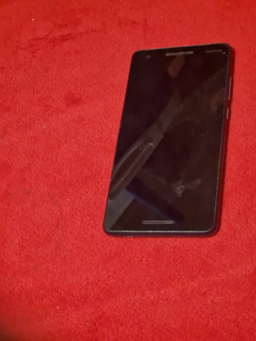 Telefon Nokia cu touchscreen si încărcător.  Nu pornește