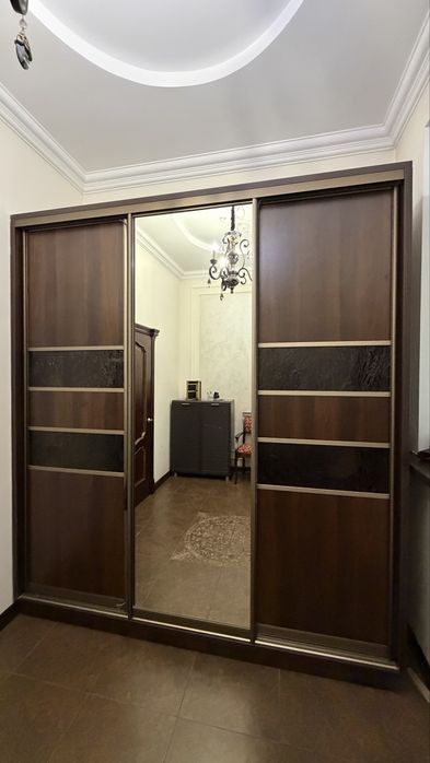 Высокий шкаф в отличном состояний