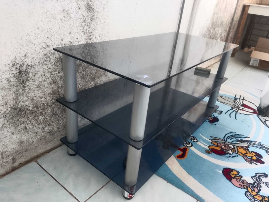 Отдам даром стол и тумба под ТВ