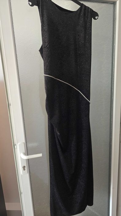 Черна официална рокля Zara с ципка и процеп на гърба