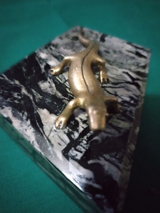 Бронзовая ящерица.