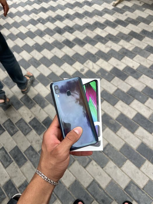 Samsung a40.