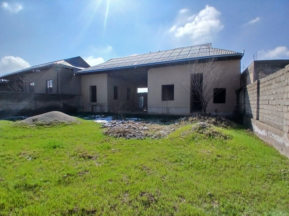 Uy sotiladi 50 metrlik yo‘lni yuzidan