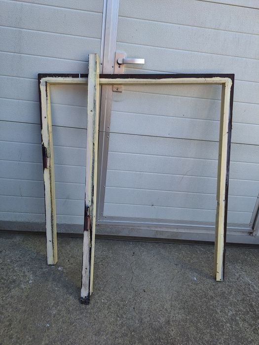 Масивна метална врата с брава и каса