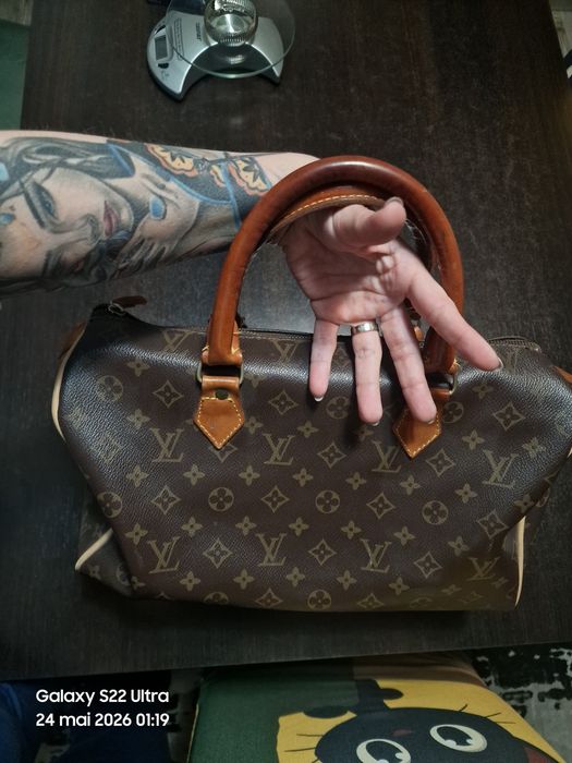 Louis Vuitton Speedy (varianta clasică, cu mâner de mână, fără baretă lungă de umăr).