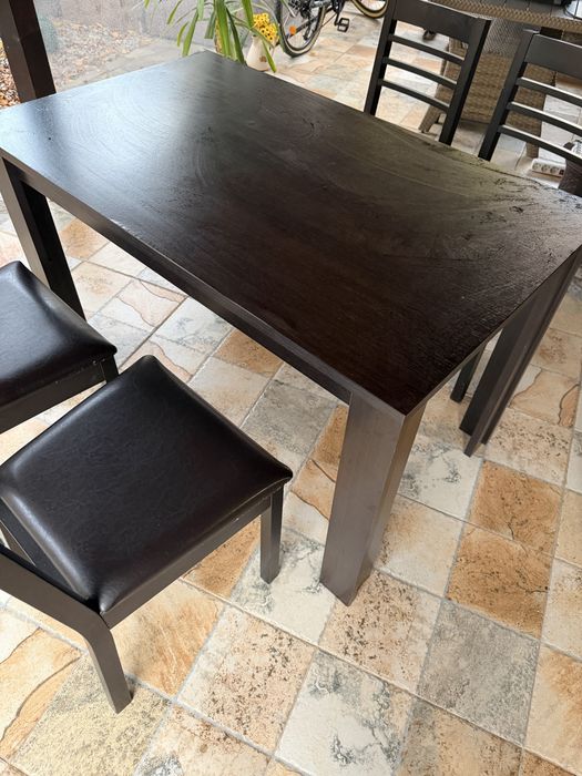Masa pal cu 4 scaune din lemn si piele