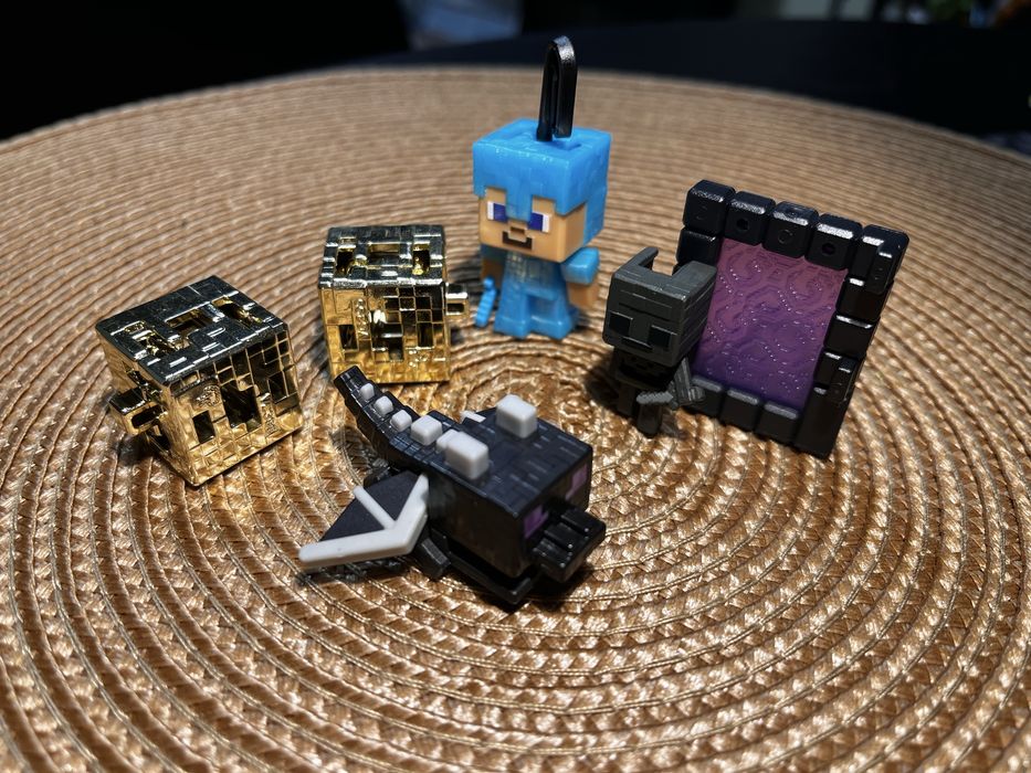 Може размяна за гр.В.Търново Kinder Suprise играчки Minecraft фигурки