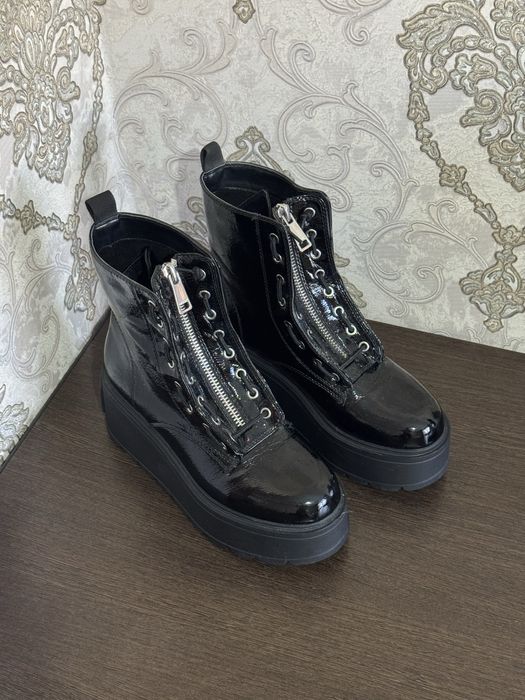 Ботинки DKNY на платформе, черные