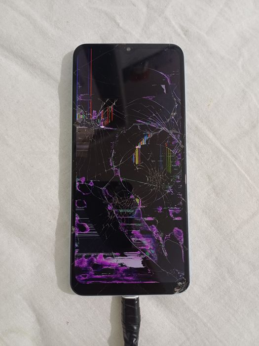 Samsung Galaxy A13 5G cu displayul spart. Placa este buna