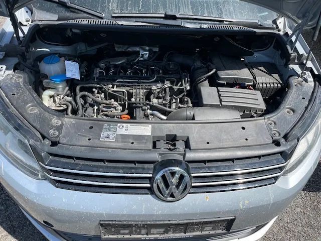 Dezmembrez Volkswagen Touran 2 an 2011 motor 1.6 tdi CAYC