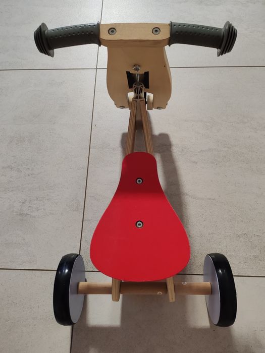 Vând tricicleta mica, cărucior